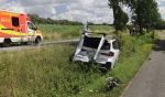 Der BMW kam zwischen V&ouml;rden und Abtei von der Fahrbahn ab und prallte mit der Fahrerseite gegen einen Baum.