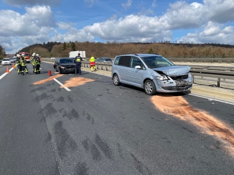 Bei einem schweren Unfall auf der A 44 zwischen Lichtenau und Marsberg wurden am 6. April 2026 acht Menschen verletzt, darunter auch drei Kinder.