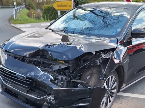 Am 21. April 2026 stießen in Hillershausen ein VW Golf und ein Ford Focus im Kreuzungsbereich zusammen.