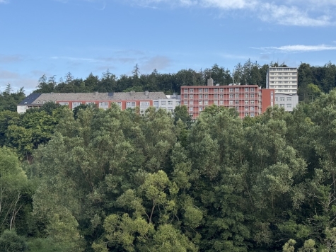 Die Belegschaften beider Standorte spielten eine zentrale Rolle bei der Namensfindung: In einem Online-Voting stimmten 78 Prozent der Teilnehmenden für den Namen „Klinikum Waldeck-Frankenberg“, was eine breite Akzeptanz innerhalb des neuen Unternehmens signalisiert.