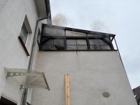 Ein E-Scooter brannte am 14. März 2026 auf einem überdachten Balkon, Rauch zog ins Obergeschoss.