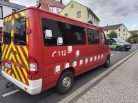 Nach dem Austritt einer stechenden Substanz im Quellenweg mussten zahlreiche Einsatzkräfte das Schulgelände weiträumig absperren, um die Sicherheit der Beteiligten zu gewährleisten.