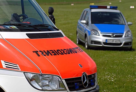 Polizeikräfte und eine Rettungswagenbesatzung rückten am 9. Juli 2023 zu einem Unfall bei Schmillinghausen aus.