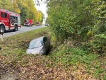 Ein VW Golf kam am 19. Oktober 2026 auf der B 252 bei Nieheim von der Fahrbahn ab und landete im Straßengraben.