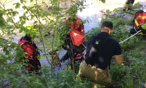 Die Seniorin stand am 21. Mai 2026 mit ihren Unterarmstützen im Wasser nahe der Böschung am Zusammenfluss von Alme und Lippe.