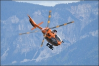 Die Südtiroler Rettungshubschrauber sind oft die letzte Chance hoch oben in den Bergen. Wenn auch sie nicht mehr helfen können, sind oftmals Existenzen bedroht. Dann greifen die Flugretter und Fotografen in ihrer Freizeit ein, um das Schlimmste zu verhindern.