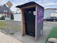 Mit roher Gewalt zerstörten Unbekannte die Scheibe eines Snackautomaten und entwendeten zahlreiche Lebensmittel.