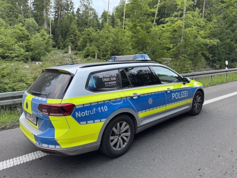 In der Mauerstraße zeigte ein alkoholisierter Mann den Hitlergruß – direkt vor den Augen der Polizei.