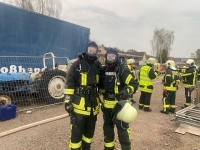 Brandschützer nach erfolgreichem Löschangriff unter Atemschutz im Einsatz.