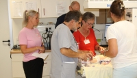 Im Ernstfall muss jeder Handgriff sitzen: Chefarzt Dr. med. Mehmet Yiğit und Anne Ziegler, Kinderpflegekraft, versorgen den kleinen „Patienten“ – alles unter den Argusaugen der Mitarbeitenden des KiNT aus dem Klinikum Kassel.