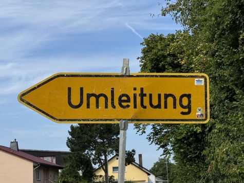 Auf der K 50 starten Sicherungs- und Asphaltarbeiten.