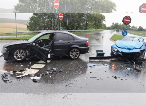 Zwei Fahrzeuge wurden bei einem Unfall auf der Bundesstraße 252 stark beschädigt.