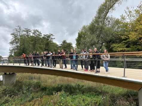 Informierten sich auf einer Fachexkursion über die zukunftsweisenden Projekte der Stadt Frankenberg (Eder) – die hessischen Nahmobilitätskoordinierenden auf der Holzbau-Eder-Brücke.