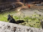 Mit Überlebensanzügen und Äxten suchten die Einsatzkräfte die Eisfläche der Teichanlage in Marienhagen ab, um eine vermutete Person im Wasser zu lokalisieren.