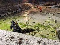 Mit Überlebensanzügen und Äxten suchten die Einsatzkräfte die Eisfläche der Teichanlage in Marienhagen ab, um eine vermutete Person im Wasser zu lokalisieren.