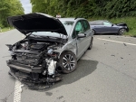 Der Unfall ereignete sich an der Einfahrt zur Tankstelle „Alte Hütte“ – beide Fahrzeuge wurden schwer beschädigt.