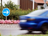 Mit Warnblinklicht, quitschenden Reifen und Vollgas hat der Fahrer eines BMW mehrfach einen Kreisverkehr in Kassel umrundet.
