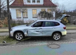 Am 9. Dezember 2025 schob ein Sattelzug einen BMW gegen einen Baum.