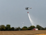 Ein Polizeihubschrauber nahm am 30. Juli 2026 mit einem Bambi Bucket mehrfach L&ouml;schwasser aus dem Twistesee auf.