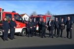 Unser Foto zeigt die Schlüsselübergabe im Hof des Feuerwehrstützpunktes am Südring.  Von links nach rechts: Klaus Schäfer und Julian Schmidt vom Eigenbetrieb Feuerwehr, Martin Knoche (stv. Wehrführer Nieder-Ense), Florian Fingerhut (stv. Wehrführer Lelbach), Sascha Franken, Andreas Briehl (Wehrführer Nieder-Ense), Bürgermeister Klaus Friedrich, Arno Zenke (stv. Stadtbrandinspektor), Marc Franken (Wehrführer Lelbach) und Stadtbrandinspektor Carsten Vahland.