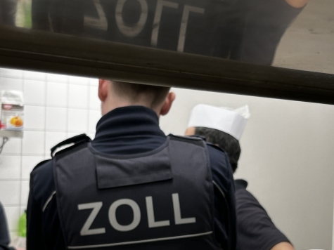 Beamte des Hauptzollamtes Gießen stießen bei einer Kontrolle in einem Restaurant auf fünf Küchenhilfen, die keine gültigen Arbeitsgenehmigungen vorweisen konnten.