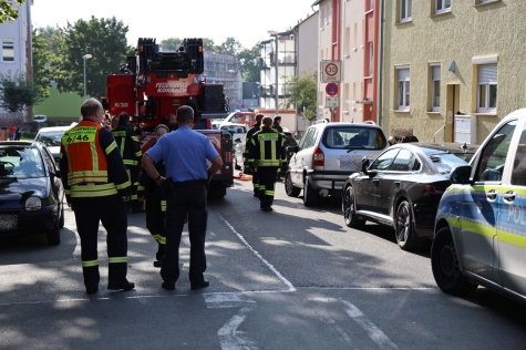Einsatzkräfte sicherten am 10. August 2025 einen Topf mit heißem Öl in einer Wohnung in Korbach.