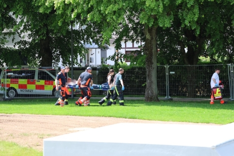 Damit Notarzt und Rettungswagen den Verletzten erreichen konnten, mussten die verschraubten Bauzäune geöffnet werden.