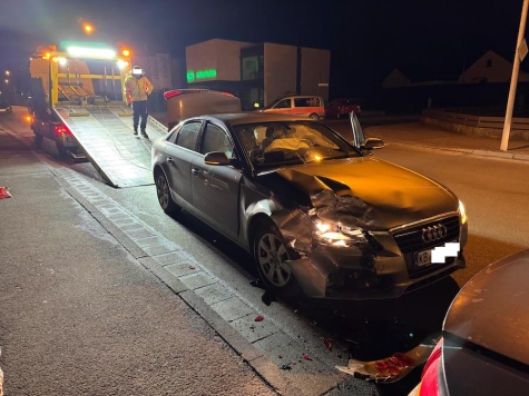 Kollision mit Folgen: In Korbach krachte ein betrunkener Fahrer in ein vorausfahrendes Auto. Beide Fahrzeuge mussten abgeschleppt werden.