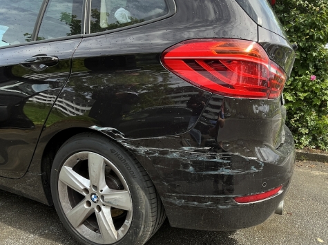 Auf einem Gästeparkplatz des Hotels Sauerland-Stern in Willingen wurde zwischen dem 29. und 31. Mai 2026 ein BMW beschädigt.