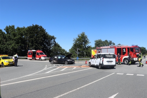 Ein BMW-Fahrer wollte auf die B 252 abbiegen und übersah einen entgegenkommenden Ford.
