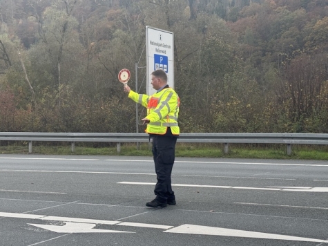 Am 11. Oktober 2025, gegen 14.05 Uhr, kontrollierte eine Streife in der Innenstadt einen 55-Jährigen in einem Daimler-Benz GLA.