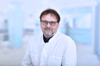 Dr. med. Dr. theol. Matthias M. Gernhardt ist Chefarzt der Geriatrie am Kreiskrankenhaus Frankenberg und Referent des Vortrags.