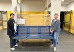 B&auml;rbel van Hagen (links) und Simone Sprenger richten die &bdquo;Haltestelle" im Krankenhaus Bad Arolsen ein.