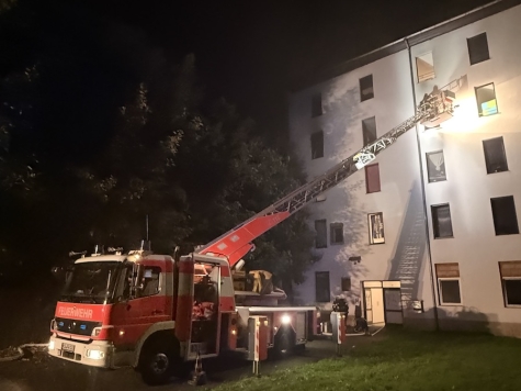 Am 30. Juli 2025 rettete die Feuerwehr Kassel eine Person aus einem brennenden Mehrfamilienhaus in der Schützenstraße.
