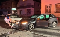 Zwei Autos kollidierten am 25. September 2026 an der Einmündung Lange Straße/Burgstraße.