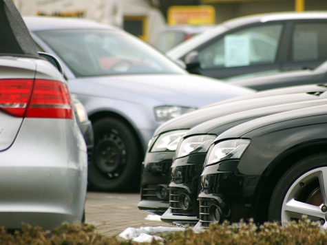 Hinweise zu einer Verkehrsunfallflucht auf dem OBI-Parkplatz in Korbach nimmt die Polizei entgegen.