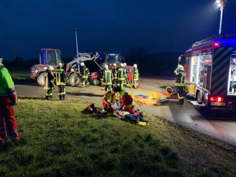 "Feuerwehr Waldeck im Einsatz: Rettung nach Verkehrsunfall geübt.