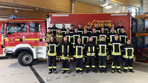 In Brilon haben 25 Teilnehmerinnen und Teilnehmer den Truppmann-1-Lehrgang der Feuerwehr erfolgreich abgeschlossen.
