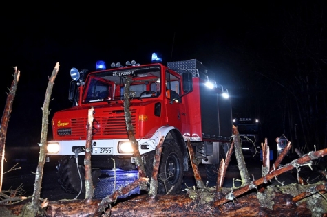 Der Unimog der Feuerwehr Raumland in seinem Element. Alle Einsatzkräfte, Fans und Liebhaber sind aufgerufen, möglichst viele Unimogs zum Geburtstag am 31. Mai zu organisieren.