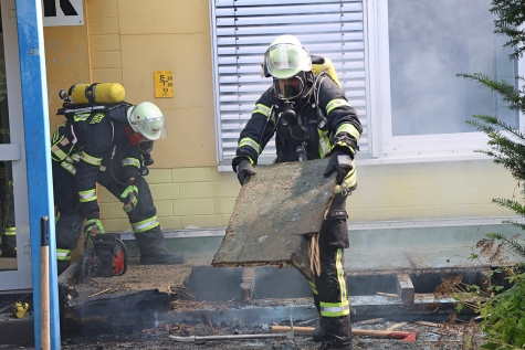 Die Feuerwehr musste einen Lüftungsschacht öffnen, um den Schwelbrand endgültig ablöschen zu können. 