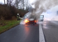 Auf der Autobahn 44 ereignete sich am Montagnachmittag ein Fahrzeugbrand - die Feuerwehr konnte die Flammen schnell löschen.