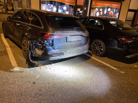 Die beschädigte Mercedes E-Klasse am Bebelplatz.