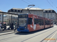 An einer Straßenbahnhaltestelle soll es zu einer sexuellen Belästigung durch einen unbekannten Mann gekommen sein.