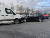 Ein missachtetes Vorfahrtsrecht führte auf der L 3076 zu einem schweren Unfall. Der Audi A3 und der Mercedes Sprinter wurden stark beschädigt, die Fahrer erlitten Verletzungen.