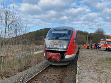 Ein Zusammenstoß zwischen einem Triebwagen der Kurhessenbahn und einem Lkw-Anhänger am Stryck-Bahnhof in Willingen  ließ sich nicht vermeiden. 