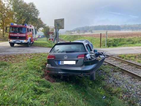 Die Feuerwehr Bad Arolsen im Einsatz nach dem Zusammenstoß eines PKW mit einem Zug. Drei Personen wurden verletzt.