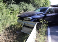 Ein zerstörter BMW X5, eine deformierte Leitplanke, immerhin keine Verletzten - das ist die Bilanz eines ungewöhnlichen Unfalls, der sich am Freitag (12. August) auf der Landesstraße 863 zwischen Beverungen-Tietelsen und Brakel-Erkeln ereignet hat.