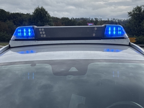 Der mit einem schwarzen Tuch maskierte Täter forderte Geld und Tabak – die Polizei bittet um Hinweise.