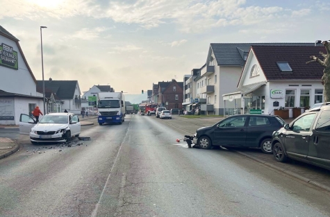 Unfall in Beverungen: Zwei Fahrzeuge mussten abgeschleppt werden.