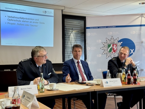 Erläutern die Details des Verkehrsberichtes (von links): Markus Tewes, Michael Stickeln und Karsten Koutsky.